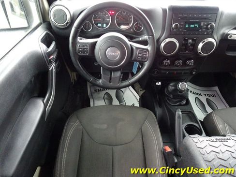 Used 2017 Jeep Wrangler Unlimited Sahara w/ Connectivity Group AWD/4WD image 9