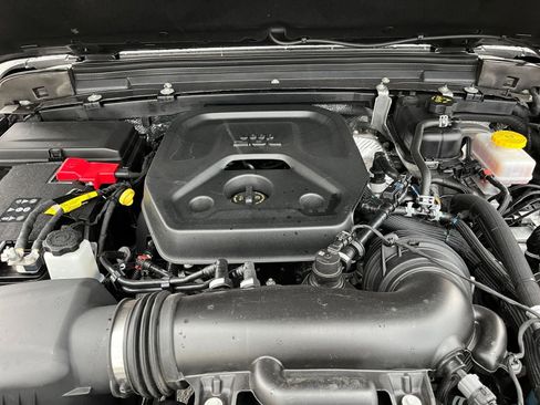 Used 2025 Jeep Wrangler Sahara image 31