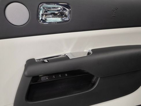 Used 2019 Rolls-Royce Dawn RWD image 48