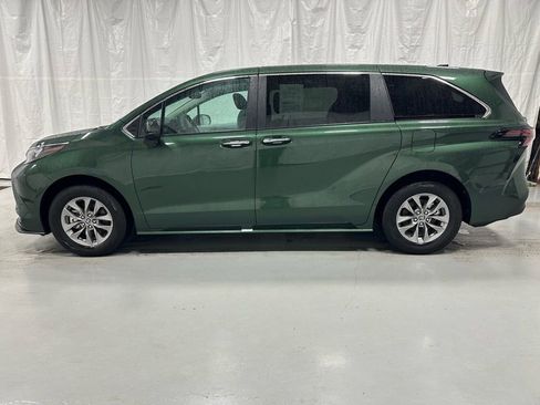 Used 2025 Toyota Sienna XLE image 4