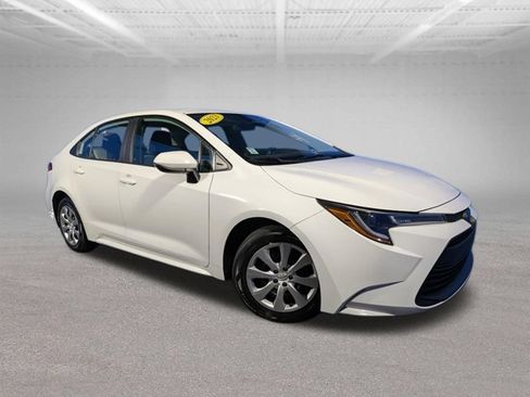 Used 2023 Toyota Corolla LE FWD image 3