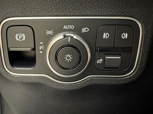 Used 2026 Mercedes-Benz GLB 250 w/ Sun & Sound Package image 22