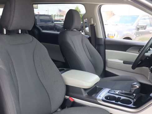 Used 2023 Kia Carnival LX FWD image 26