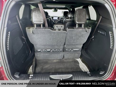 Used 2022 Chrysler Pacifica Limited w/ Uconnect Theater Family Group image 29