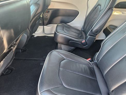 Used 2024 Chrysler Pacifica Limited FWD image 30