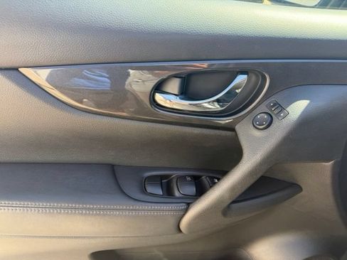 Used 2017 Nissan Rogue S w/ S Family Package FWD image 18
