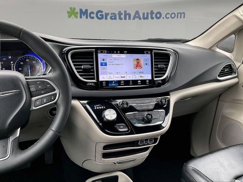 Used 2024 Chrysler Pacifica Touring-L FWD image 9