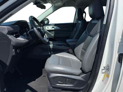 Certified 2025 Ford Explorer Active w/ Active Comfort Package RWD image 9