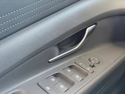 Used 2024 Hyundai Elantra SEL image 17