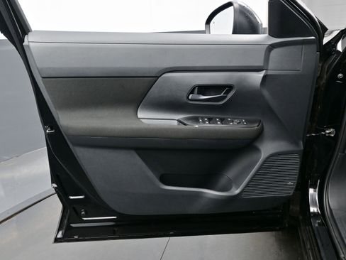 Used 2025 Nissan Kicks S image 9