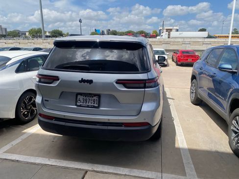Used 2021 Jeep Grand Cherokee L Laredo RWD image 7