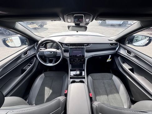 Used 2025 Jeep Grand Cherokee L Altitude image 27