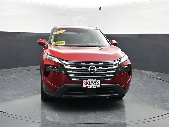 Used 2025 Nissan Rogue SV AWD/4WD image 2