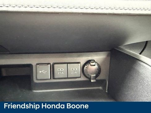 Used 2020 Toyota Highlander XLE AWD/4WD image 31