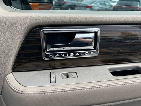 Used 2009 Lincoln Navigator 4WD image 31