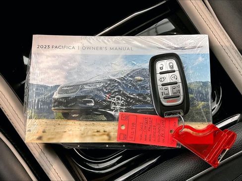 Used 2023 Chrysler Pacifica Limited FWD image 12