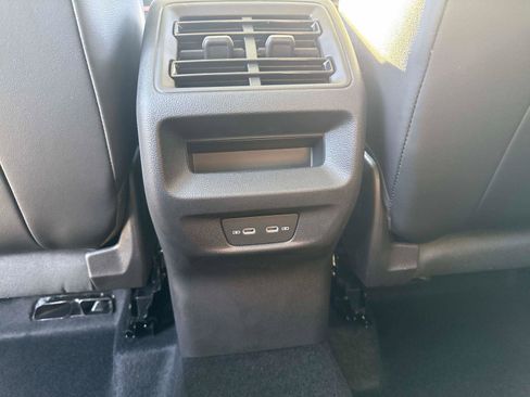 New 2025 Volkswagen Tiguan SE image 9