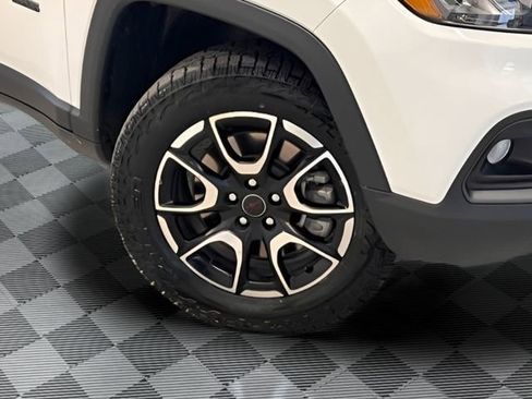 Used 2025 Jeep Compass Trailhawk AWD/4WD image 32