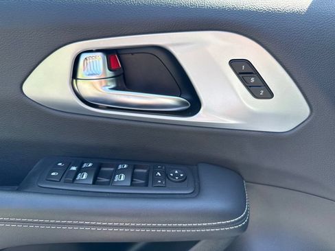 Used 2026 Chrysler Pacifica Limited FWD image 30