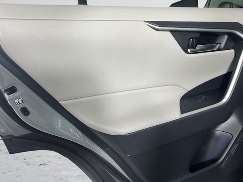 Used 2020 Toyota RAV4 XLE w/ Convenience Package FWD image 17