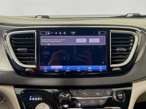 Used 2023 Chrysler Pacifica Touring-L FWD image 13