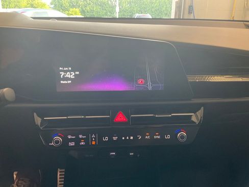 New 2025 Kia Niro EX Touring image 17