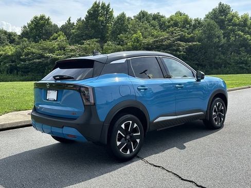 Certified 2025 Nissan Kicks SR FWD image 9