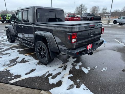 Used 2025 Jeep Gladiator Sport image 7