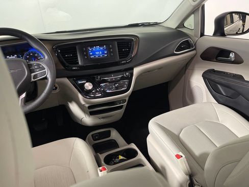 Used 2017 Chrysler Pacifica LX FWD image 17