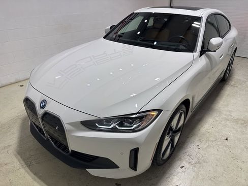 Used 2023 BMW i4 eDrive35 w/ Premium Package image 9