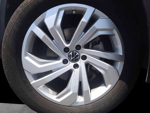Certified 2023 Volkswagen Atlas SE w/ Black Wheel Package AWD/4WD image 3