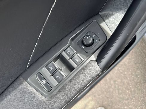 Used 2024 Volkswagen Tiguan SE w/ Panoramic Sunroof Package AWD/4WD image 11