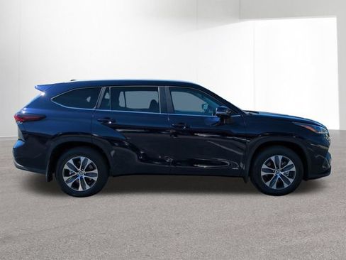 Certified 2026 Toyota Highlander XLE AWD/4WD image 4