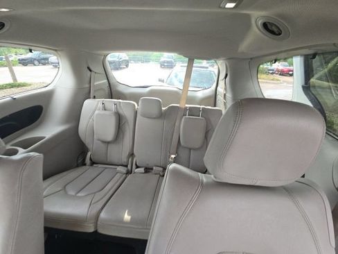 Used 2021 Chrysler Pacifica Touring-L FWD image 7