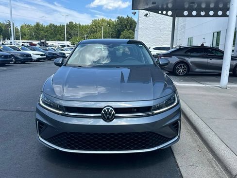 Used 2025 Volkswagen Jetta SE FWD image 3