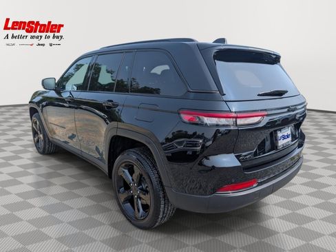 Used 2023 Jeep Grand Cherokee Altitude AWD/4WD image 3