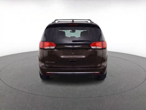 Used 2018 Chrysler Pacifica Touring-L image 7