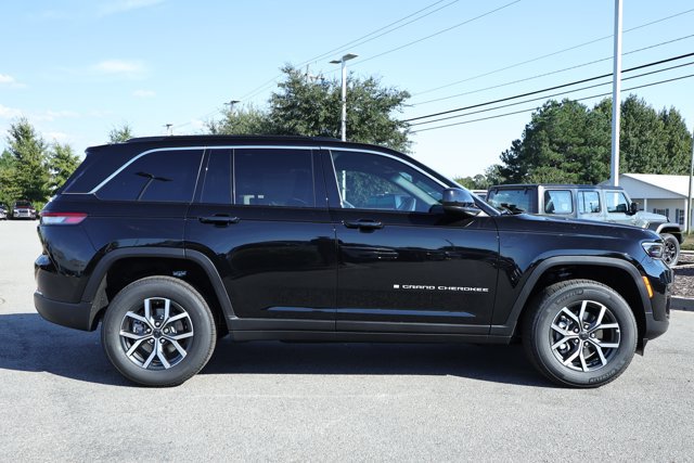 New 2027 Jeep Grand Cherokee Laredo X RWD image 4