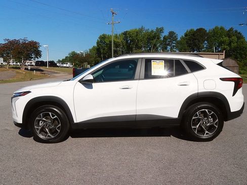 Used 2025 Chevrolet Trax LT w/ LT Convenience Package FWD image 4
