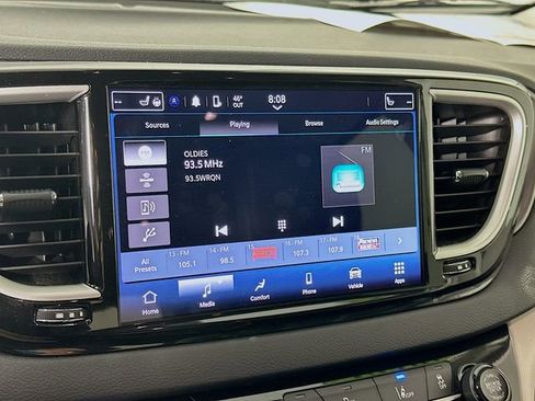 Used 2024 Chrysler Pacifica Touring-L FWD image 19