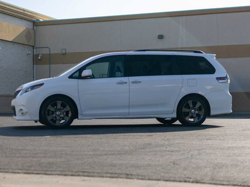 Used 2015 Toyota Sienna SE image 4