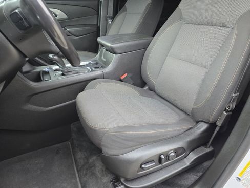 Used 2020 Chevrolet Traverse LT image 22