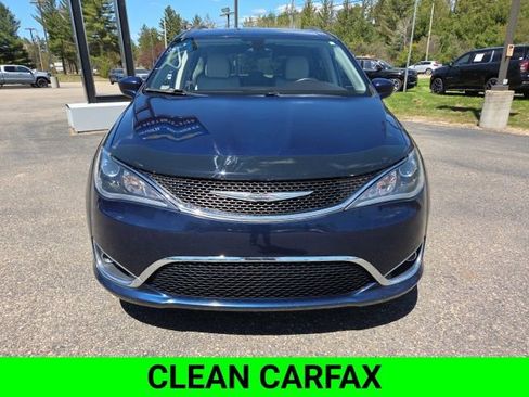 Used 2017 Chrysler Pacifica Touring-L FWD image 3
