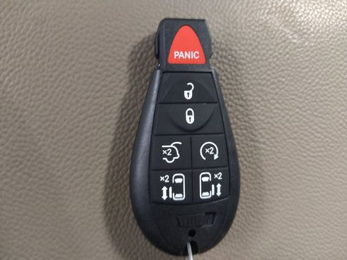 Used 2016 Chrysler Town & Country Touring FWD image 32