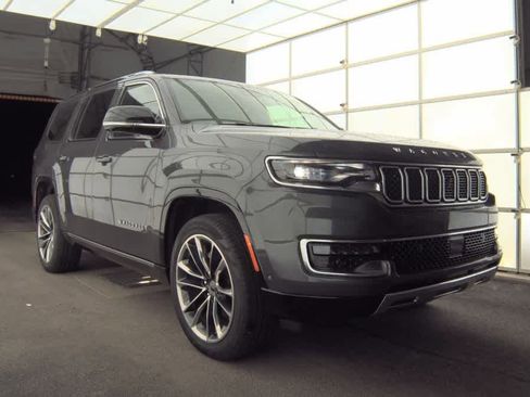 Used 2024 Jeep Wagoneer Series III w/ Premium Group I AWD/4WD image 4