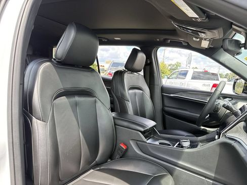 Used 2024 Jeep Grand Cherokee L Limited w/ Black Appearance Package AWD/4WD image 30