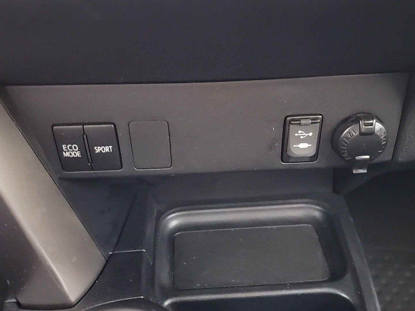 Used 2017 Toyota RAV4 LE w/ All Weather Liner Package FWD image 29