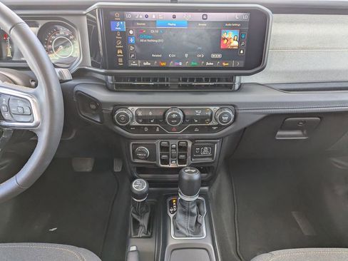 Used 2025 Jeep Wrangler Sahara image 12