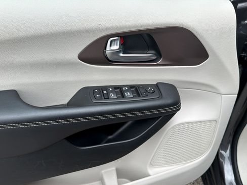 Used 2023 Chrysler Voyager LX FWD image 14