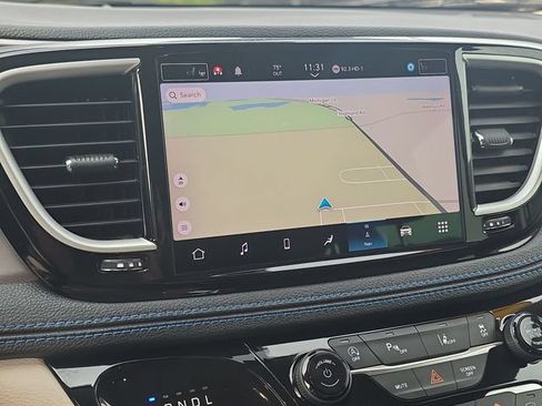Used 2021 Chrysler Pacifica Touring-L FWD image 18